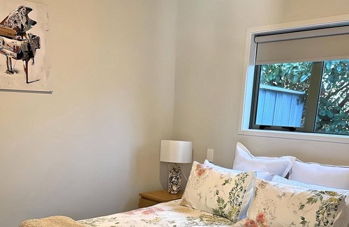 Whangamata Cottage | Spacious holiday sleep-out, great location!