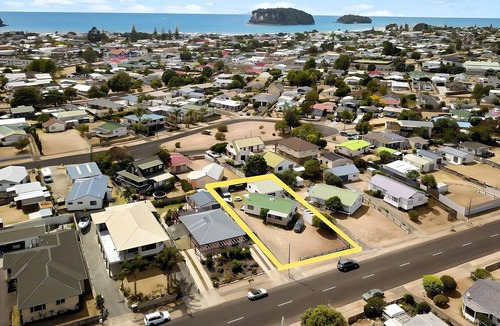 Whangamata Cottage | Spacious holiday sleep-out, great location!