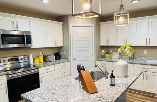 Memphis Villa | Spacious home, 3 king beds, huge backyard near UM