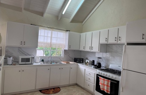 Work Hall House | Spacious home 5 minutes form Crane Beach and Resort
