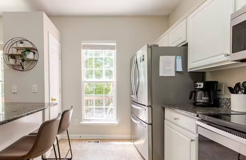 Long Lake House | Spacious Home- central to Airport, Crabtree & food