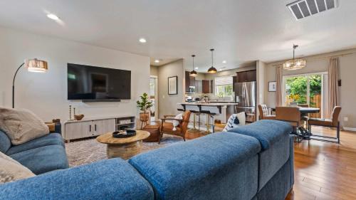 Harlow House | Spacious home centrally located by Science Center