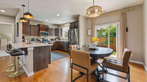 Harlow House | Spacious home centrally located by Science Center