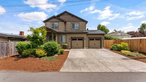 Harlow House | Spacious home centrally located by Science Center