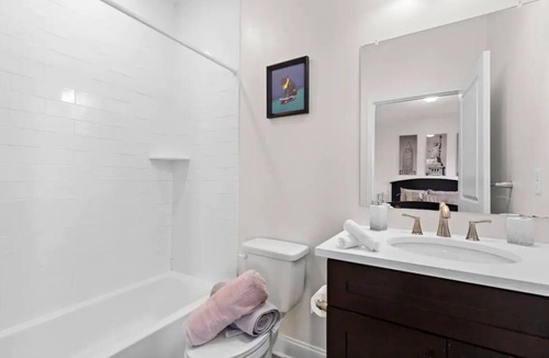Jersey City Condo | Spacious Home close to MetLife Stadium, American Dream Mall & NYC