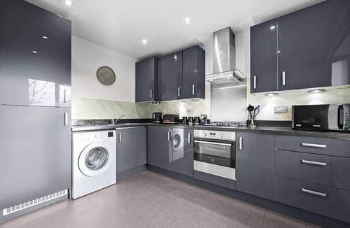 Smethwick House | Spacious Home, Contractors, Super King Beds, Free Parking, Fast Wi-Fi, Netflix