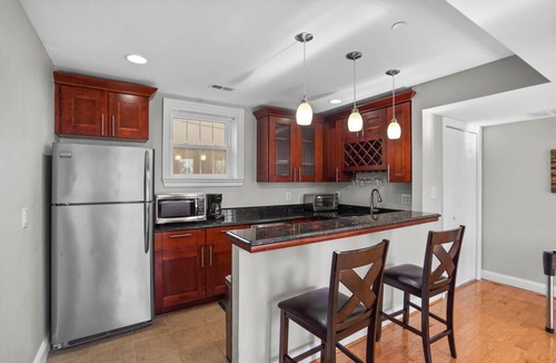 Woodley Park House | Spacious Home for Gathering with Private Parking Business or Family Retreat!