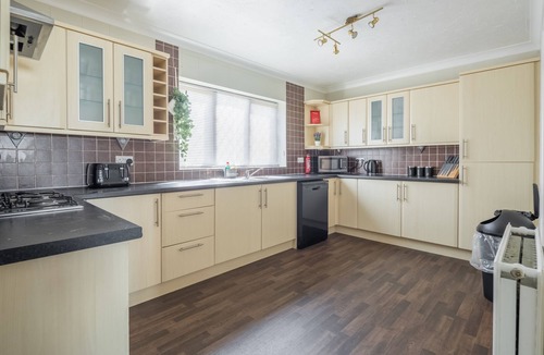 Peterborough House | Spacious Home for 10 - Garage & Family Ready