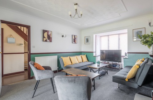 Peterborough House | Spacious Home for 10 - Garage & Family Ready