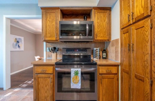 Olathe House | Spacious Home For Larger Groups/Teams