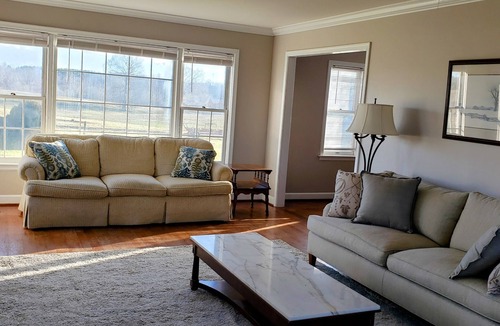Lowesville House | Spacious home for relaxation in Roseland. 30 min from hiking trails, wineries.