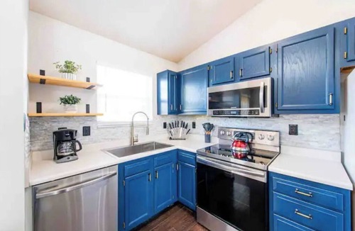 Independence House | Spacious home, game room. pool table- basketball court. 2 King beds,Free parking