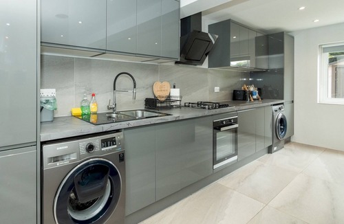 Tilehurst House | Spacious Home Heated Pool(April-Sep) in Tilehurst - Pass the Keys