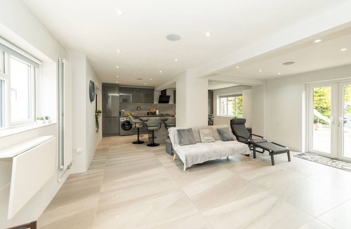 Tilehurst House | Spacious Home Heated Pool(April-Sep) in Tilehurst - Pass the Keys