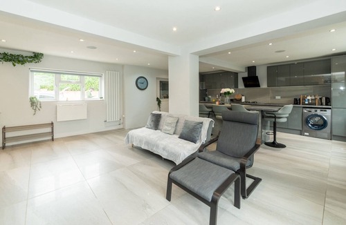 Tilehurst House | Spacious Home Heated Pool(April-Sep) in Tilehurst - Pass the Keys