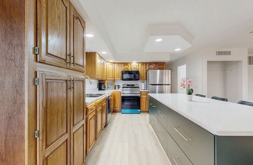 Lake Delton House | Spacious Home In the Heart of Wisconsin Dells, with WIFI & Gas Grill
