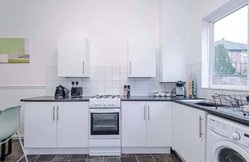 Droylsden House | Spacious Home, Ideal for Contractors, Sleeps 7!