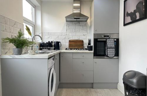 Leeds Apartment | Spacious home in Woodhouse sleeps 10 guests!