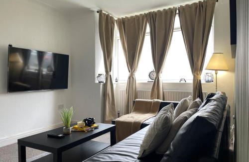 Leeds Apartment | Spacious home in Woodhouse sleeps 10 guests!