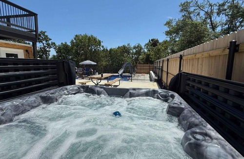 Williamstown House | Spacious Home Near Ark, Perfect for 12 Guests