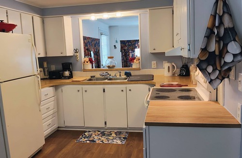 Oldsmar House | Spacious home near restaurants, movies, beaches, and hospitals, w/community pool