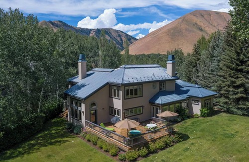 Hailey House | Spacious Home on The River