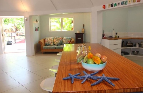 Muri House | Spacious home perfect for large groups. I min walk to Muri lagoon & beach