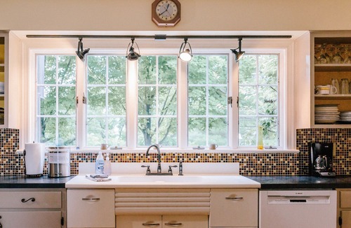 Staunton House | Spacious Home, Private Pool, Tennis Court, Lake, Minutes From Town and Shopping