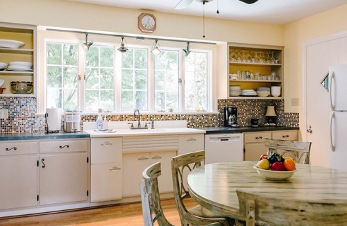 Staunton House | Spacious Home, Private Pool, Tennis Court, Lake, Minutes From Town and Shopping