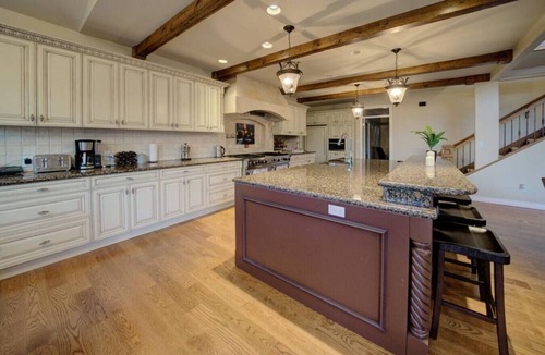 Surrey House | Spacious Home, sleeps 22, Pool, Hot Tub, Gym, Office, Theatre, Shuffle Board