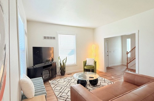 Eastside House | Spacious Home, Vaulted Ceilings, Ample Parking, Near Tacoma Dome/Downtown