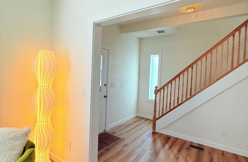 Eastside House | Spacious Home, Vaulted Ceilings, Ample Parking, Near Tacoma Dome/Downtown