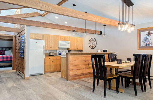 Jackson House | Spacious home with deck, washer/dryer, mountain views & high-speed WiFi