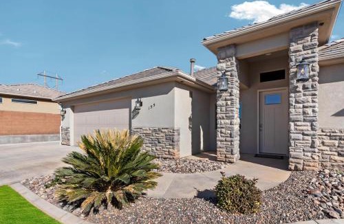 La Verkin House | Spacious Home with Fire Pit, Hot Tub, Pool - Slide