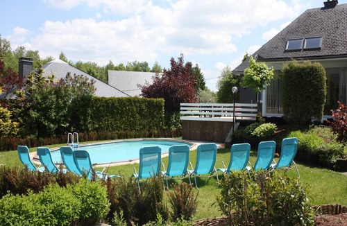 Walk House | Spacious Home with Garden