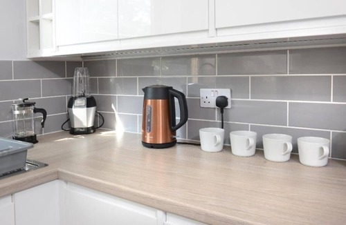 Southampton City Centre House | Spacious home with 8 beds, perfect for work trips or family stays. Enjoy the comfort of free parking, fast Wi-Fi, and a fully equipped space to relax or get things done.