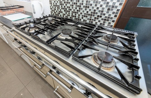 Calcot House | Spacious Home with Modern Amenities Near IKEA | Pass the Keys