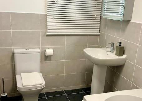 Mousehole Apartment | Spacious home with panoramic sea view, free parking EV & large garden