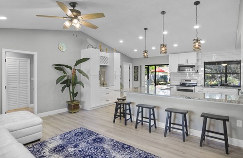 Seminole House | SPACIOUS home with private POOL 5 mins to beach! Walk to Publix!