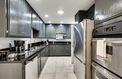 Spring Valley House | Spacious Home with Jacuzzi BBQ & Foosball