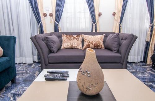 Lagos Apartment | Spacious & Homely 3BR Serviced Flat in Ogudu, Lagos - with less than 20min drive to/fro the International Airport