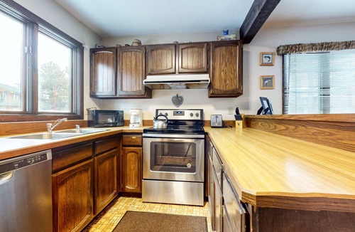 Mammoth Lakes Condo | Spacious Homey Mountain Condo. Pool & Tennis Court On-site. Near Restaurants