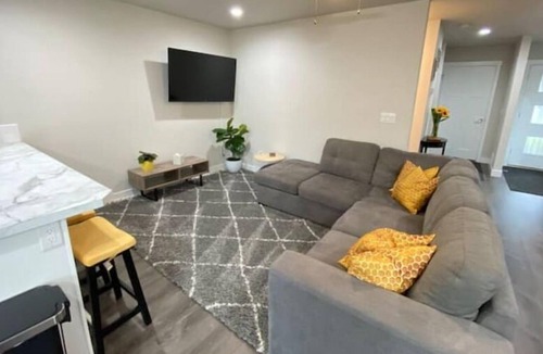 Russian Jack Park House | Spacious Honeycomb Hideaway with Full Office, Free Laundry and Garage