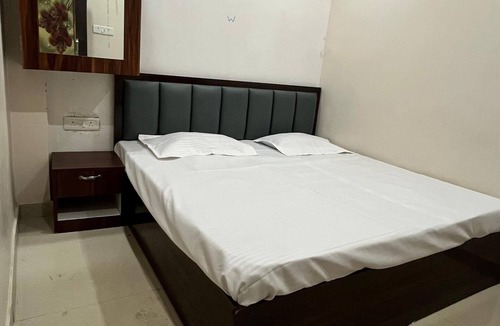 Varanasi Hotel | Spacious hotel suites with 9 bedrooms and WiFi, AC in enchanting Varanasi