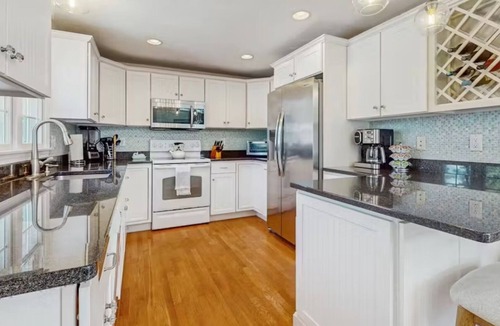 Dennis Port House | Spacious house 2 minute walk to Sea Street Beach & Pelham House