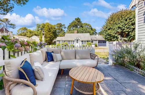 Dennis Port House | Spacious house 2 minute walk to Sea Street Beach & Pelham House