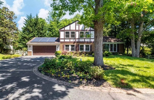 Potomac House | Spacious house 5-bedroom, 4.5 Bath in quiet, charming Potomac with AC, WiFi, W&D