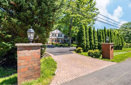 Potomac House | Spacious house 5-bedroom, 4.5 Bath in quiet, charming Potomac with AC, WiFi, W&D