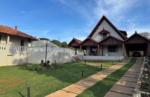 Carmo do Cajuru Cottage | Spacious house on the banks of the Carmo do Cajuru reservoir in Minas Gerais, with a ramp for boats and jet skis.