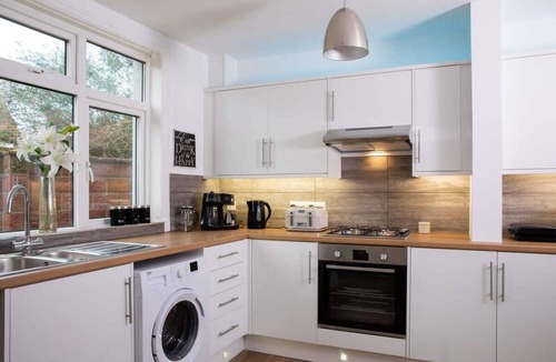 Bognor Regis House | Spacious House for 10 Near Town & Beach